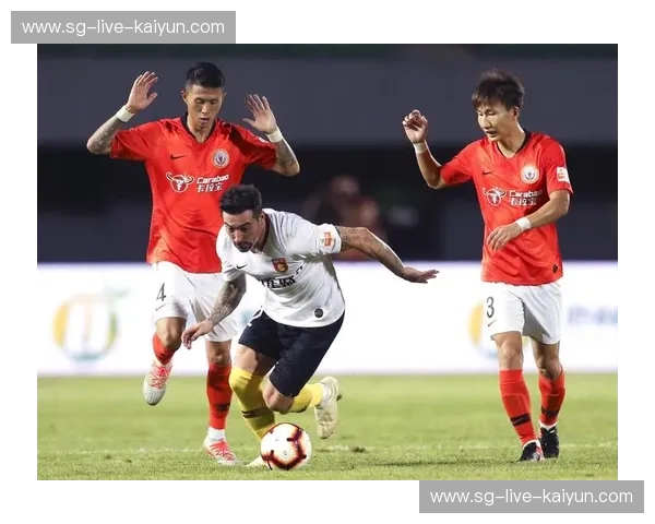 绿茵场上的烽火：广州恒大与河北华夏幸福的恩怨情仇